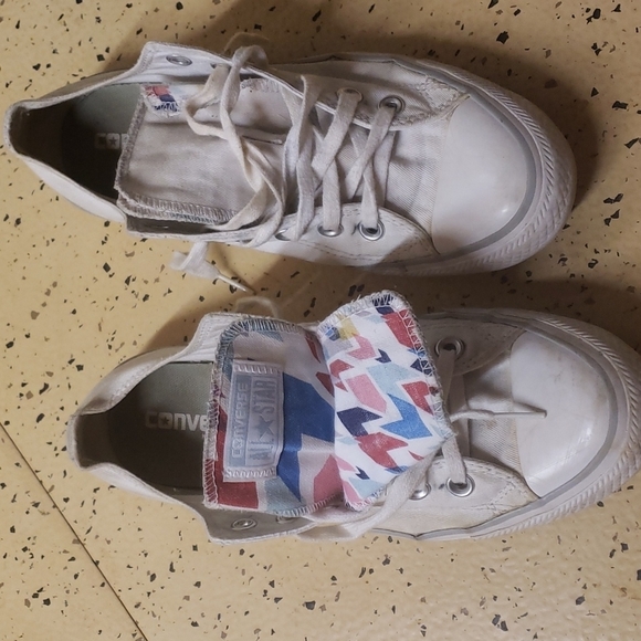 Converse Shoes - Converse white low top double tongue women's size 8 good condition